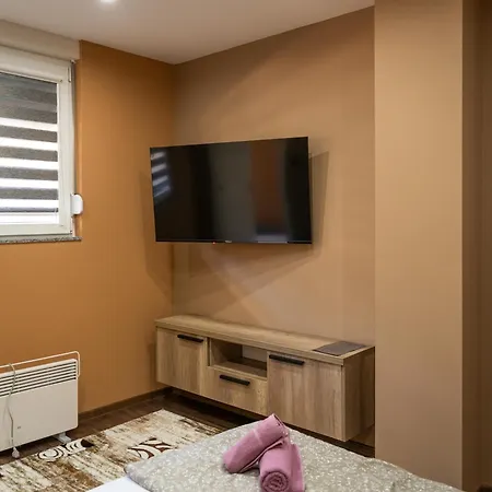 Ema, Asja, Eda شقة زينيتشا