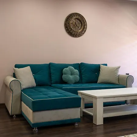 Ema, Asja, Eda アパート ゼニツァ