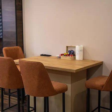 Ema, Asja, Eda شقة *