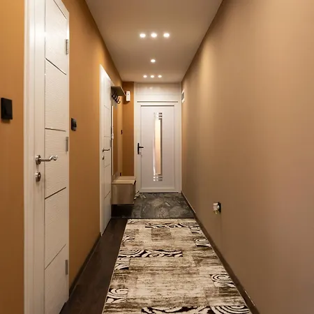 Ema, Asja, Eda アパート *