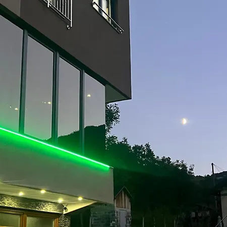 Ema, Asja, Eda شقة